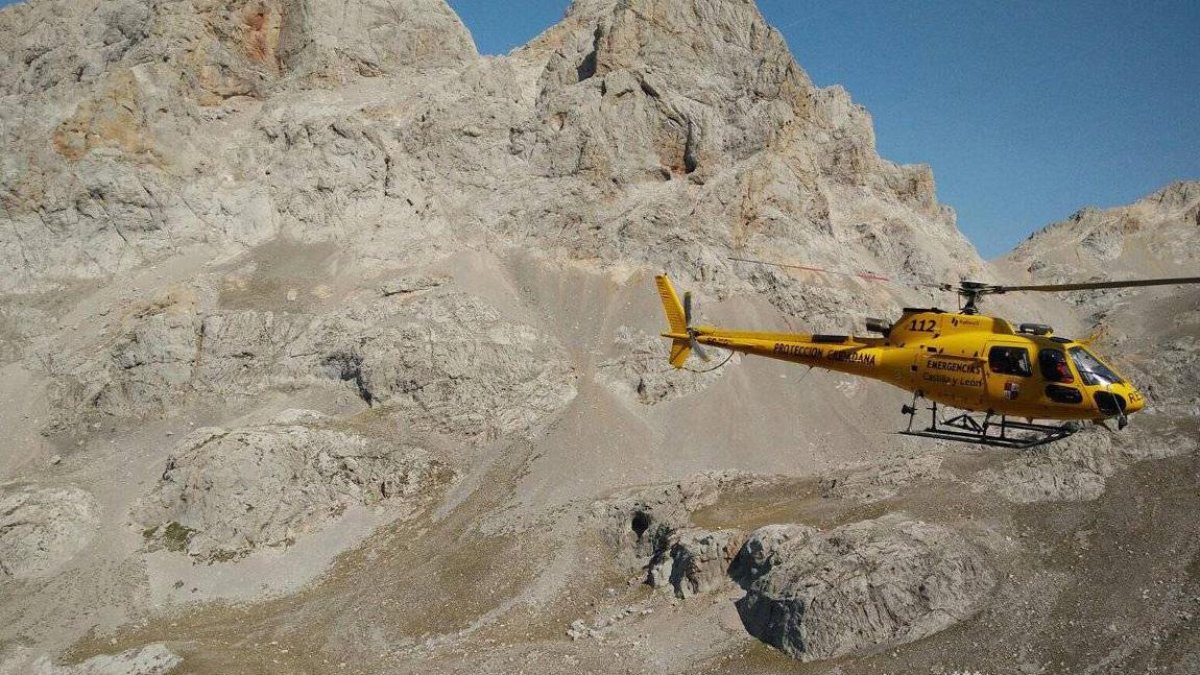El helicóptero de los Servicios de Emergencia de la Junta de Castilla y León durante una operación de rescate en Picos de Europa.