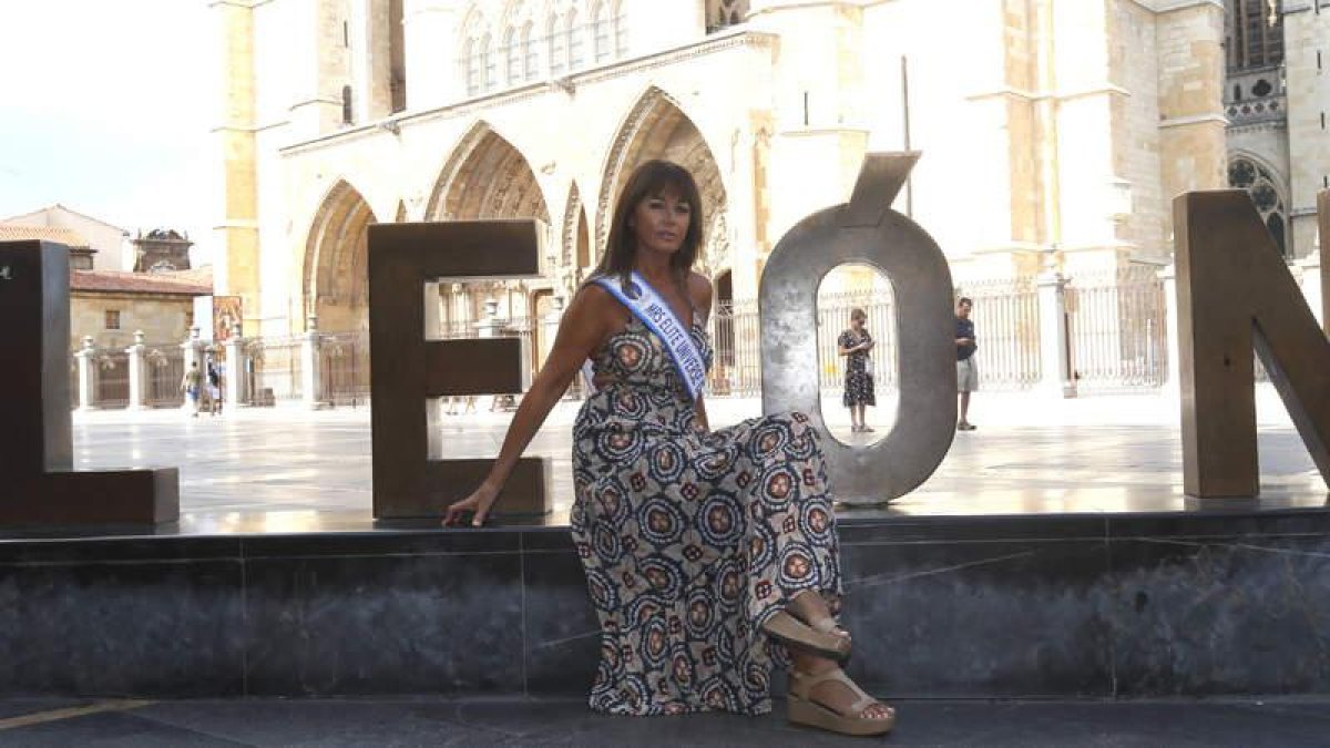 Carmen Álvarez posa junto a la Catedral de León. ANGELOPEZ