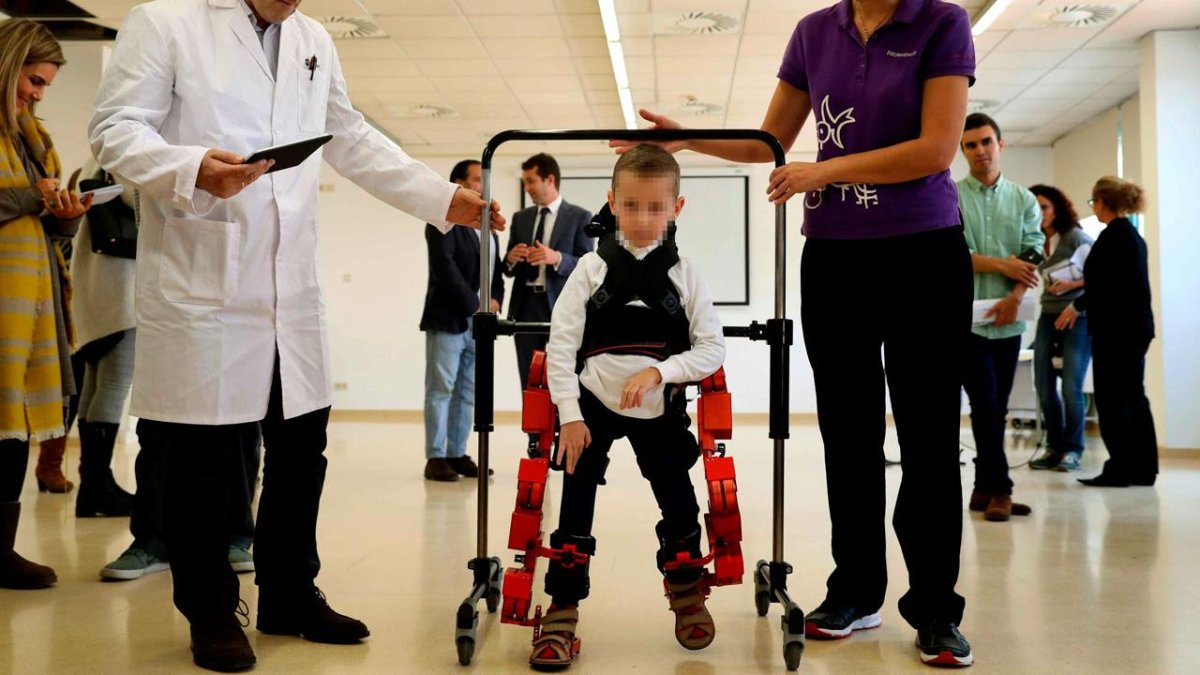 Un niño de 5 años, usa un exoesqueleto pediátrico portable