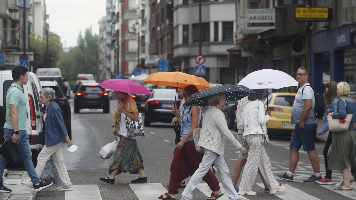 Un momento de lluvia en la capital, este martes.