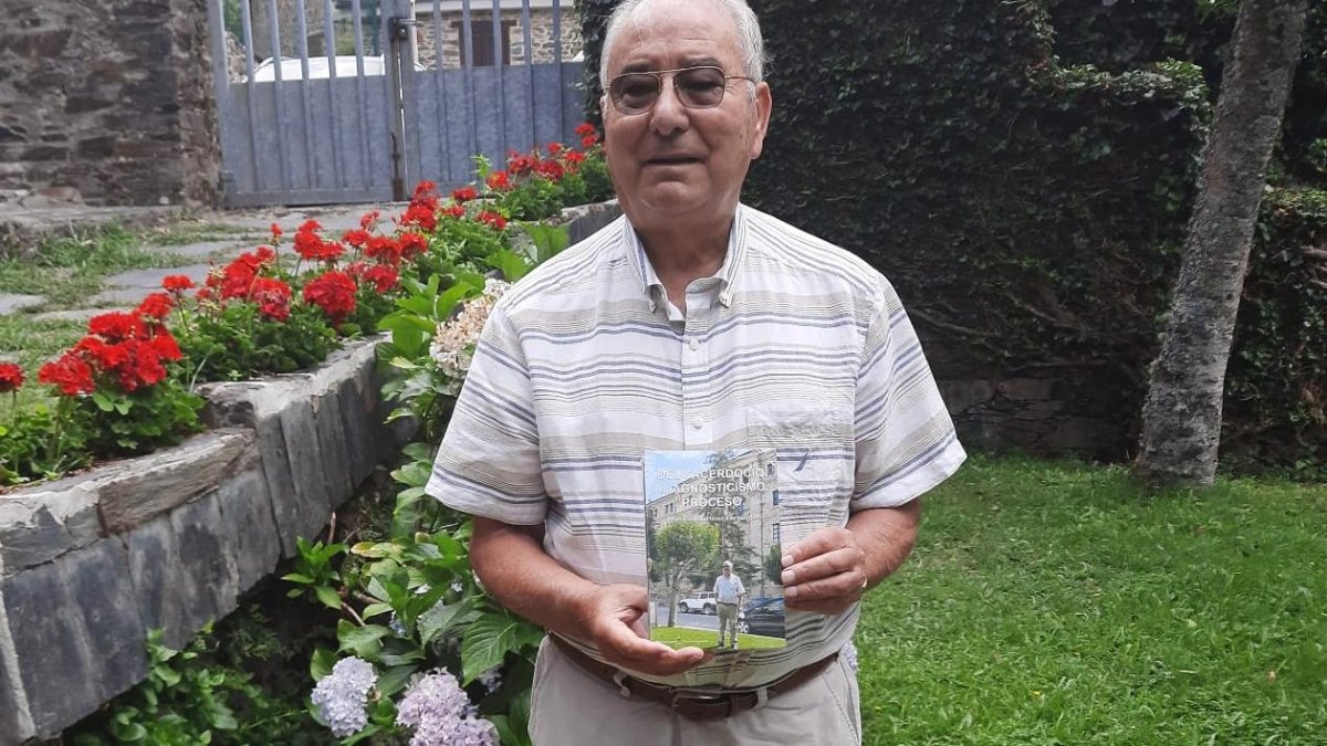 Primitivo Martínez posa con el libro en la casa familiar de Faro (Peranzanes).