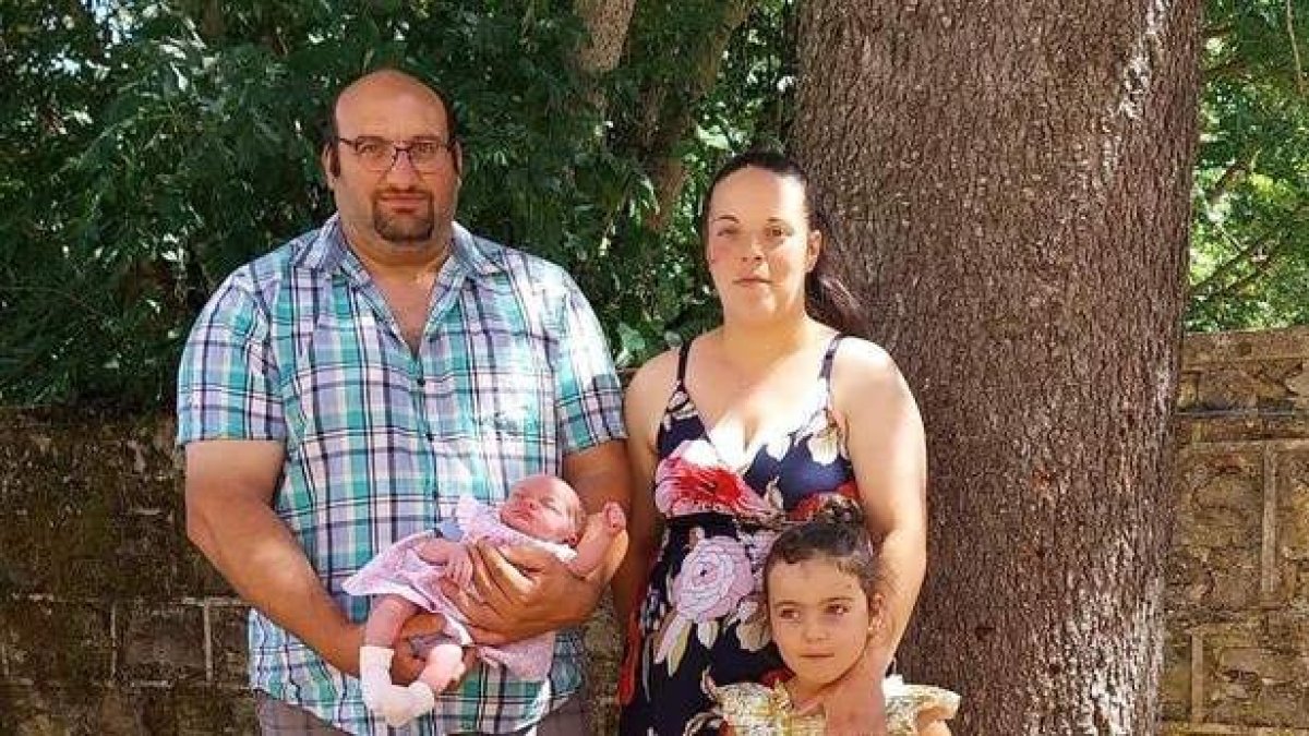 Irene, en brazos de Rubén, su padre, junto a Almudena, su madre, y su hermana Diana.  DL