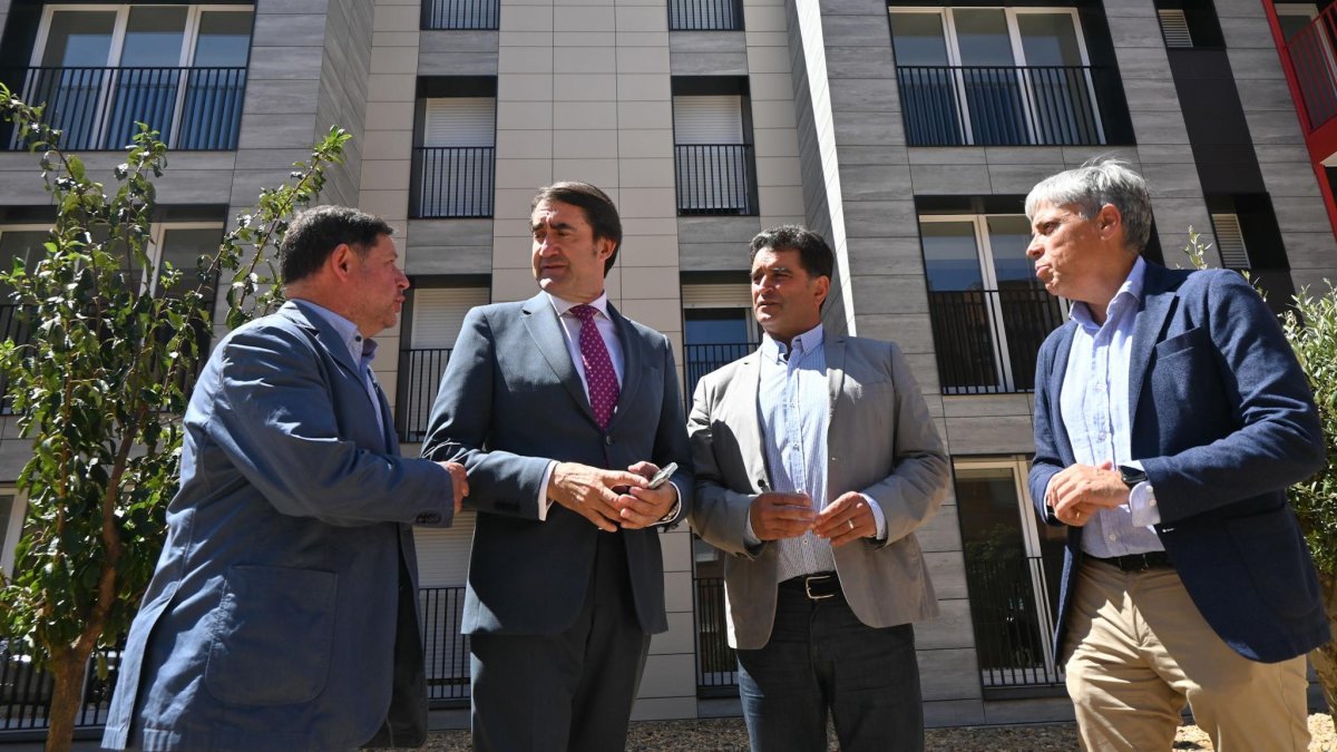 El consejero de Medio Ambiente, Vivienda y Ordenación del Territorio, Juan Carlos Suárez-Quiñones, frente al edifico rehabilitado por la Junta. DL