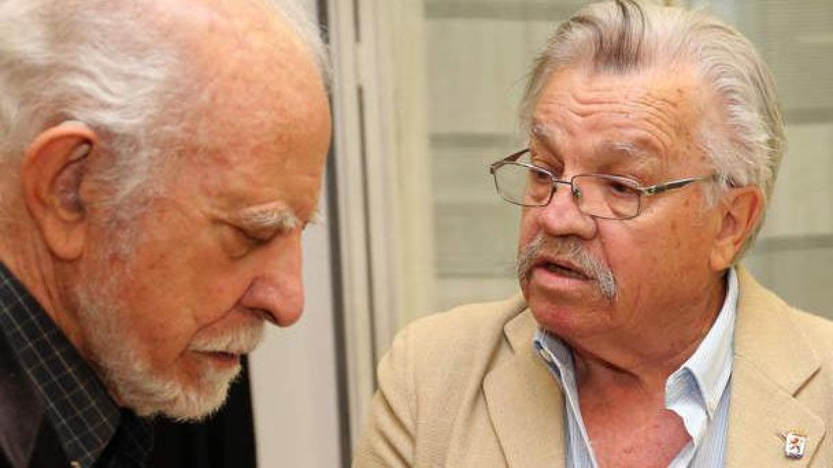 Pepe Carralero en la Casa de León en Madrid junto a José María Merino. BENITO ORDÓÑEZ