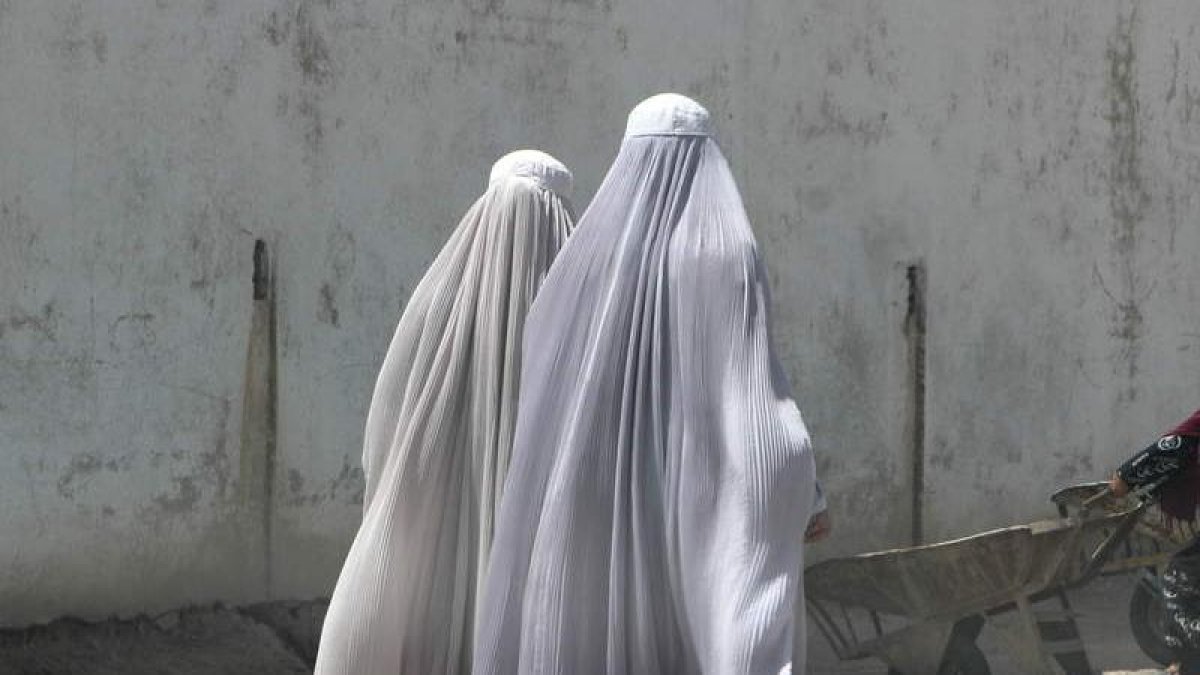Dos mujeres van cubiertas con burka por Kabul.  QUDRATULLAH RAZWAN