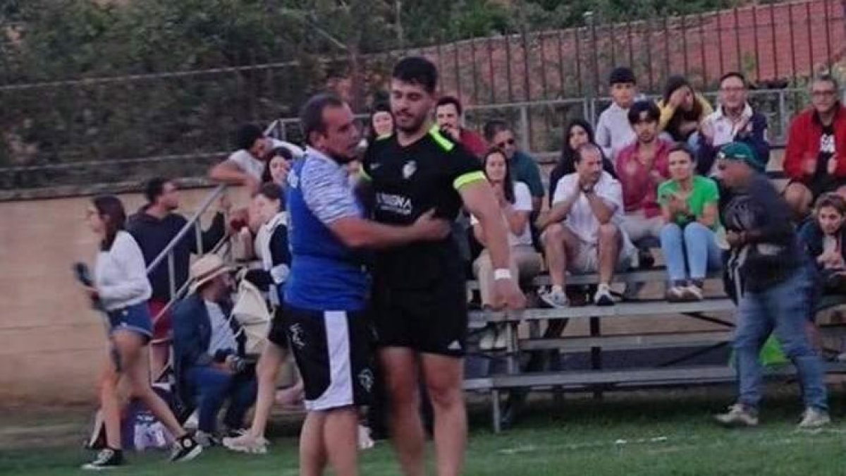 Pedro Alvarado celebra el título de campeón en pesados.  Á. Q.