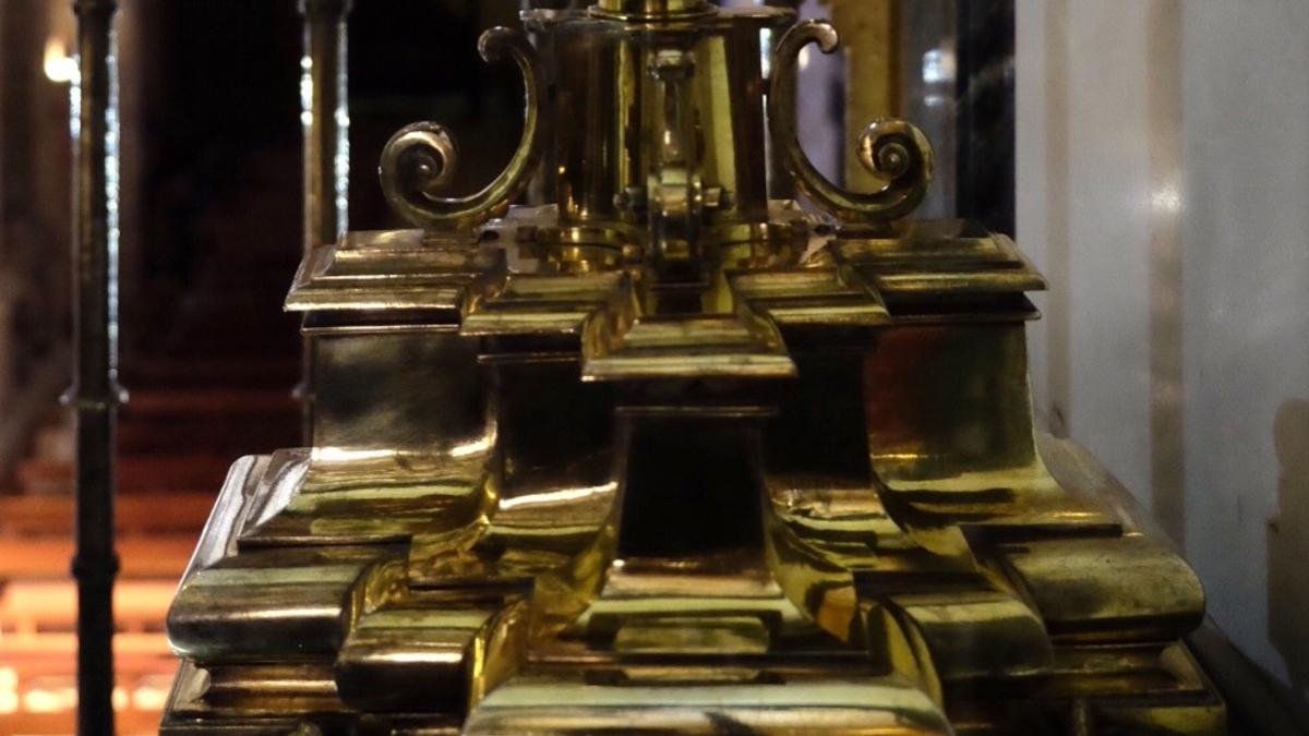 El brazo de la Santa, una de las reliquias que se guardan junto al sepulcro de Santa Teresa