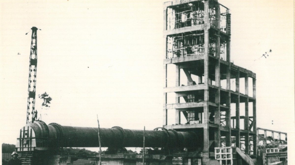 Imagen de la construcción de la planta de cementos Cosmos de Toral de los Vados (León), de la que se cumple cien años desde su inauguración