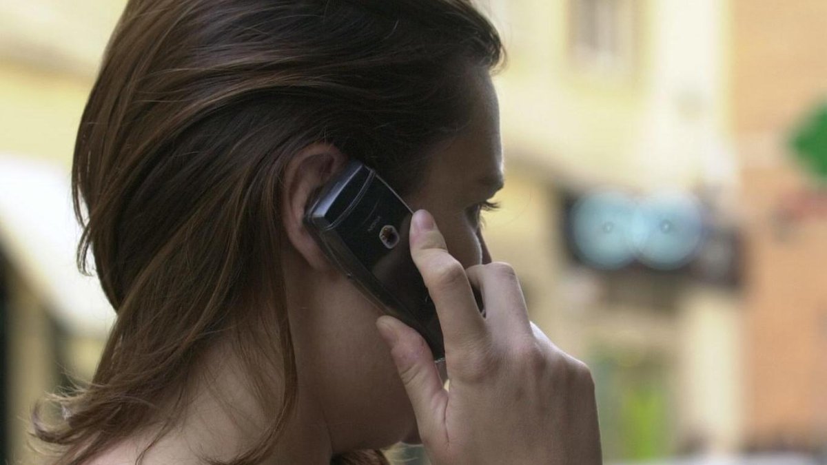 En la imagen de archivo, una joven habla por teléfono  móvil en una calle de Madrid. EFE/J. Huesca