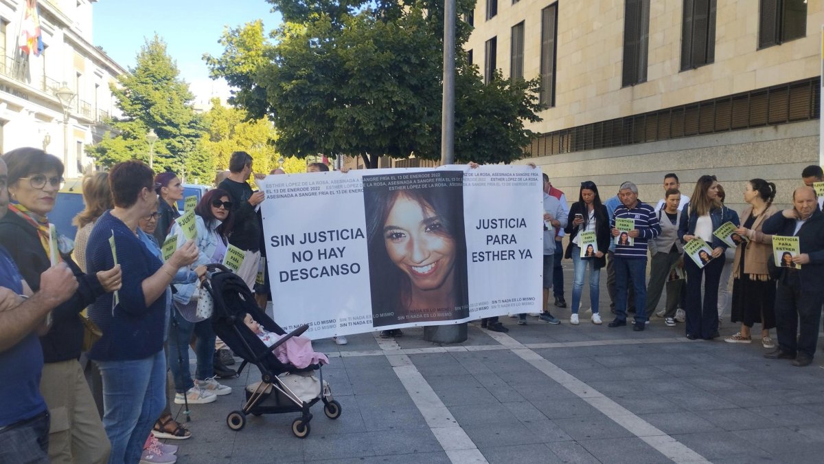 Familiares de Esther López se concentra en la Audiencia de Valladolid. 