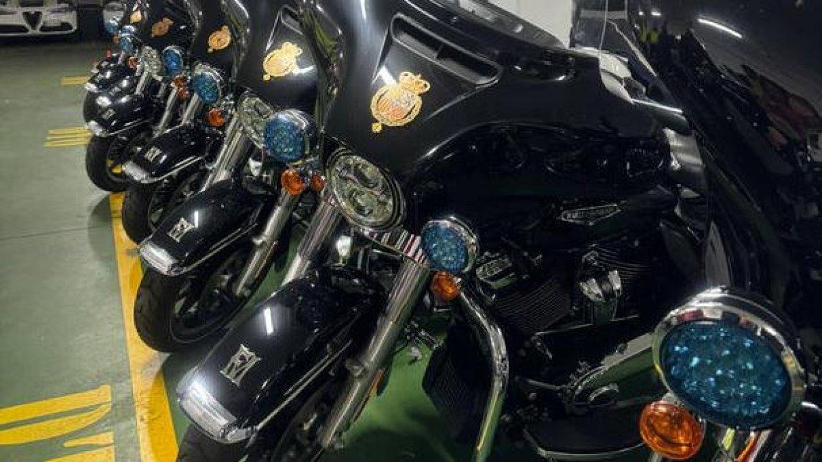 Las motos Harley Davidson, de la Guardia Real, aparcadas en León.