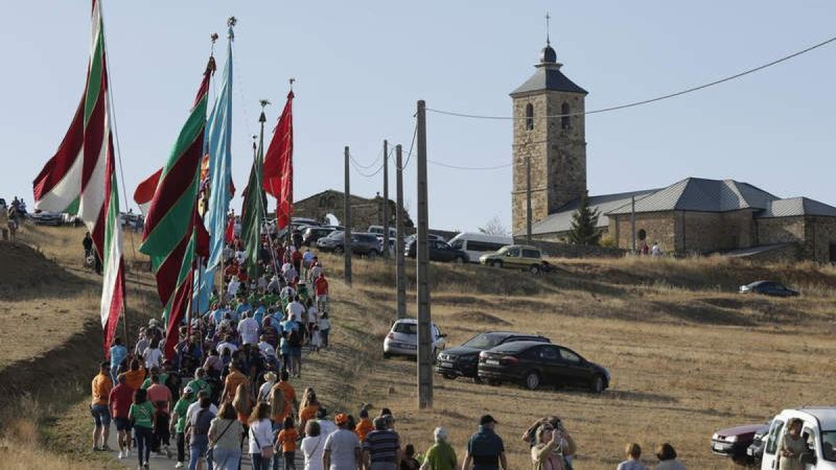 Los pendones y sus gentes salieron al encuentro de la Virgen.  FERNANDO OTERO