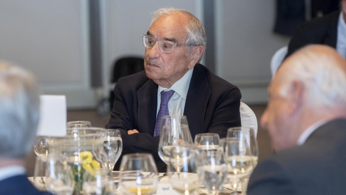 Archivo - El exministro del Interior Rodolfo Martín Villa, durante un almuerzo-coloquio organizado por la Asociación para el Progreso de la Dirección (APD) con la colaboración de Ibercaja, en el Hotel The Westin Palace, a 12 de abril de 2023, en Madrid. EP