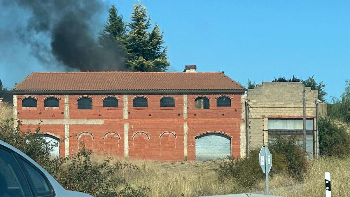Columna de humo a la salida de San Miguel del Camino en dirección a León.