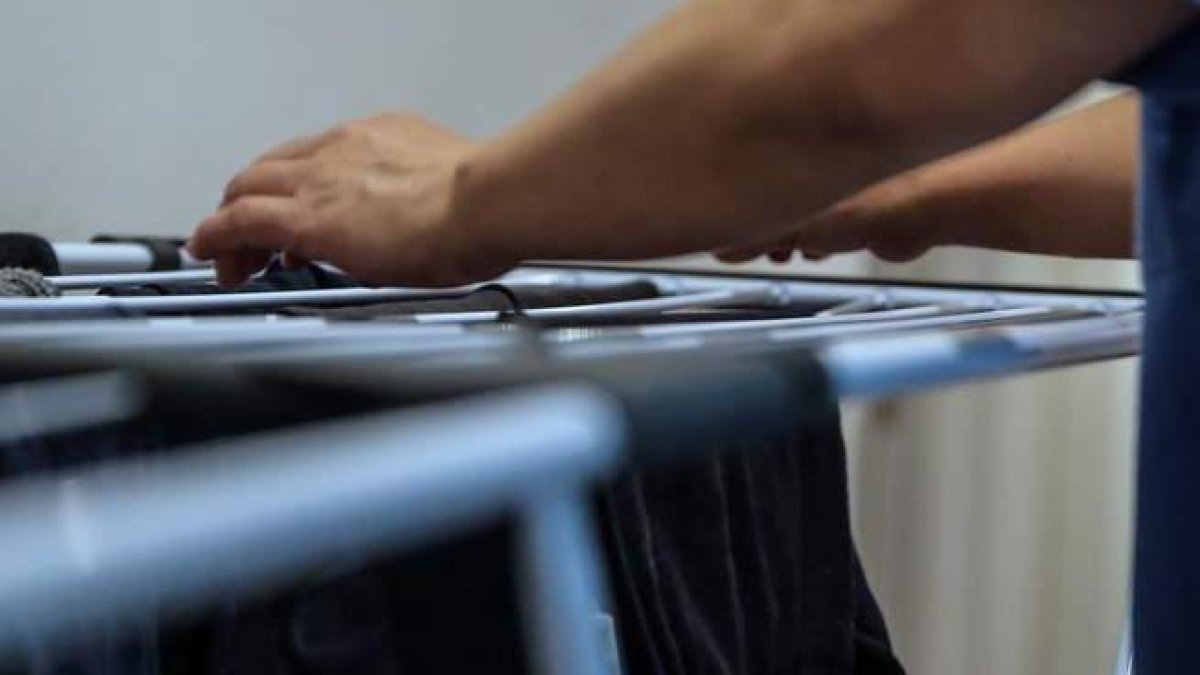 Una empleada del hogar durante su jornada laboral.