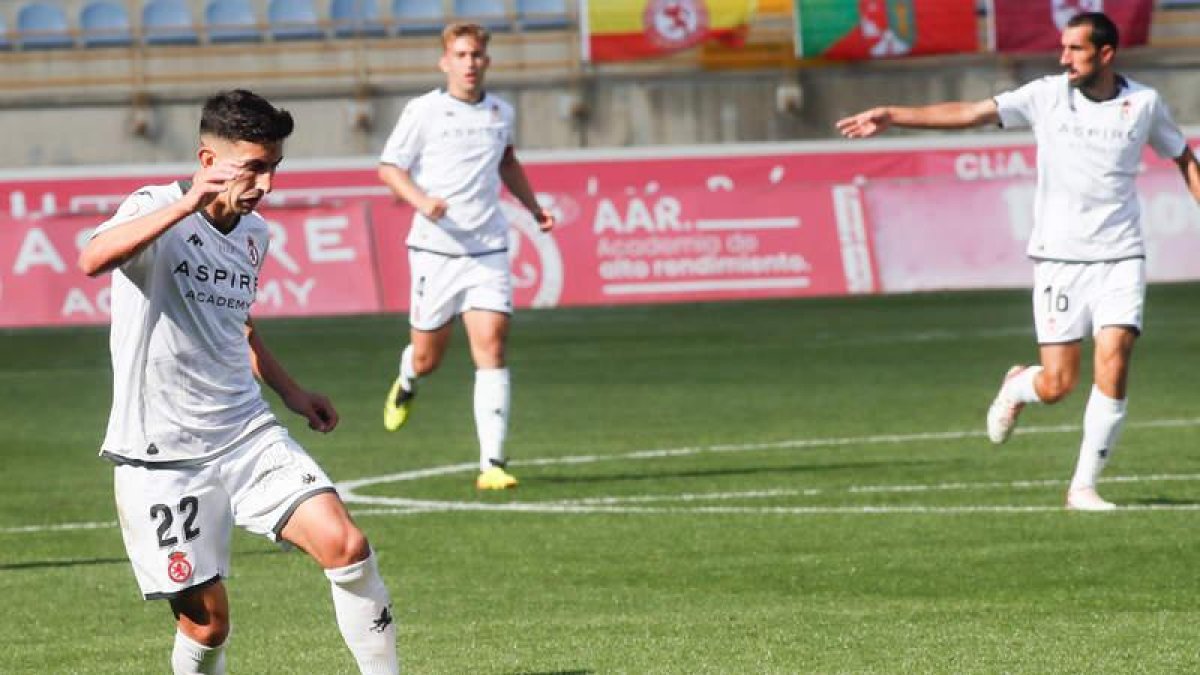 El estado de forma de Pibe le hace ser un futbolista imprescindible hoy por hoy en la Cultural. ÁNGELOPEZ