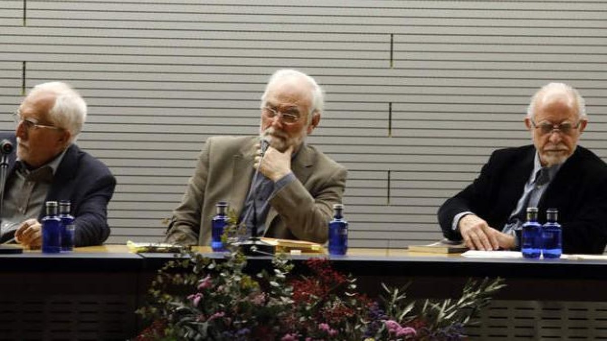 Luis Mateo Díez, Juan Pedro Aparicio y José María Merino, en un acto conjunto.  MARCIANO PÉREZ