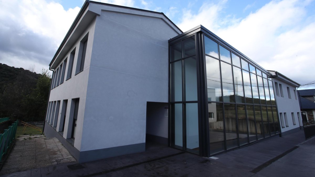 La nueva fachada acristalada del edificio de las antiguas escuelas de Santa Cruz de Montes.