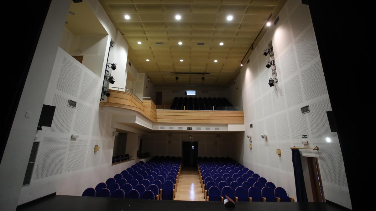 Vista del teatro de Cubillos del Sil, que ocupa la planta baja del edificio de la Casa de la Cultura.