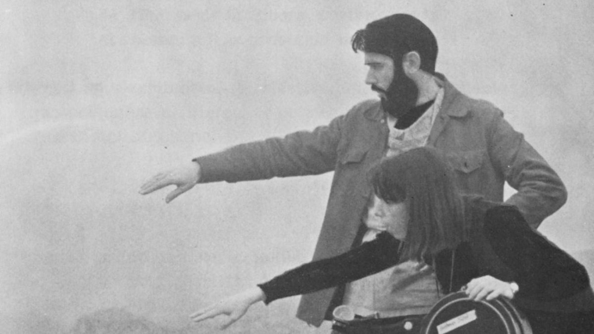 Chema Sarmiento, en el rodaje de 'El Filandón' en 1984 junto a una compañera del equipo.'