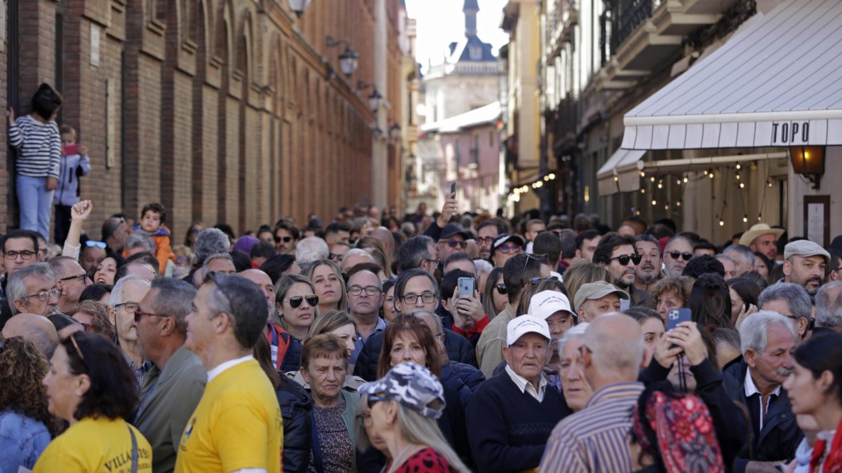 Las calles de León se llenaron de personas en el ambiente festivo que se vivió este domingo.