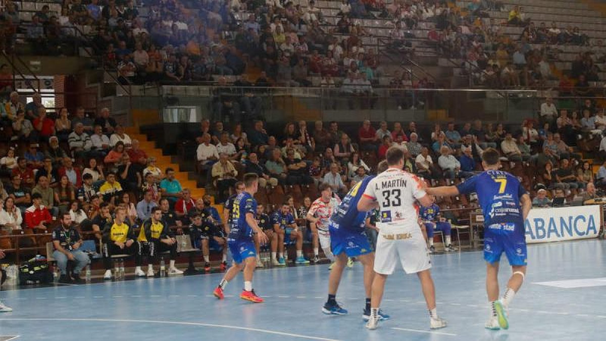 Los socios están convocados a la asamblea general del Ademar, que se celebra esta tarde.  ÁNGELOPEZ