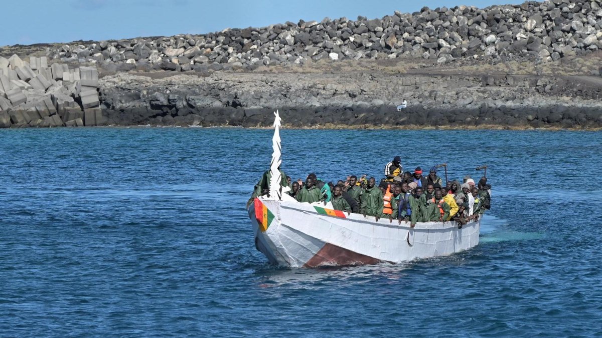 Imagen de archivo de un cayuco llegando al puerto de La Restinga, en El Hierro. EFE/ GELMERT FINOL