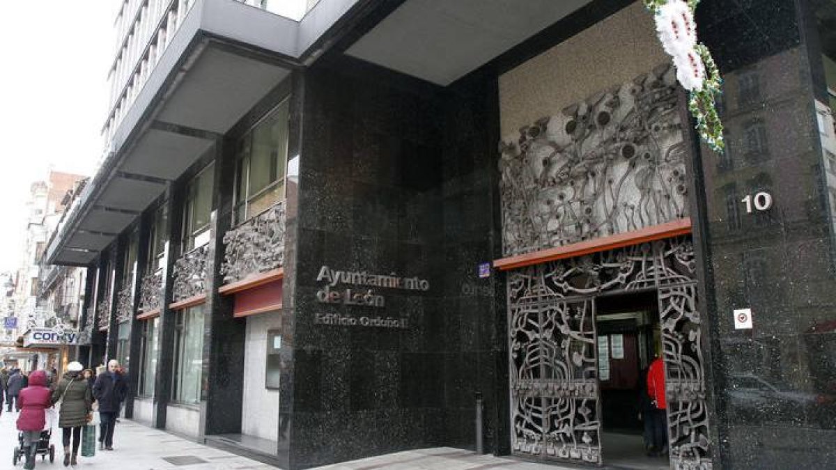 Fachada del Ayuntamiento de León en Ordoño.