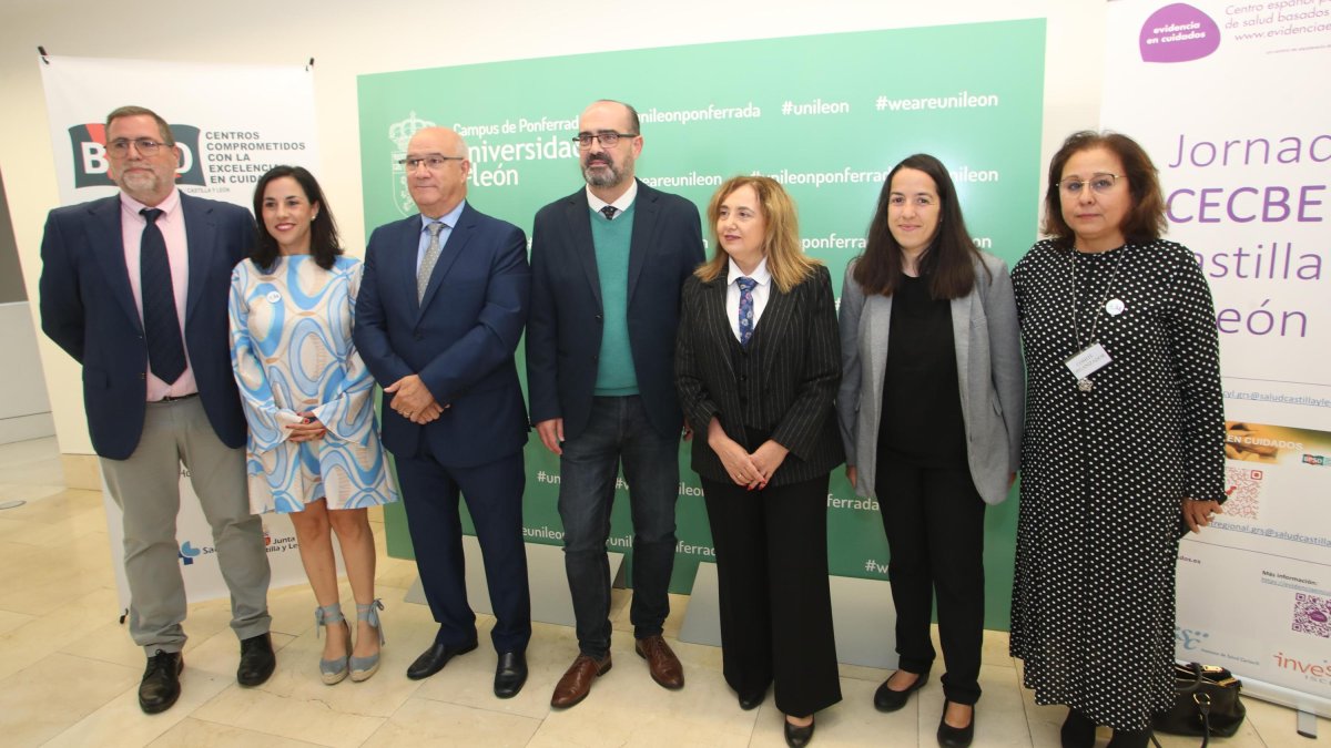 Parte de las autoridades sanitarias y locales que participaron en la Jornada del Centro Español para los Cuidados de Salud Basados en la Evidencia de Castilla y León