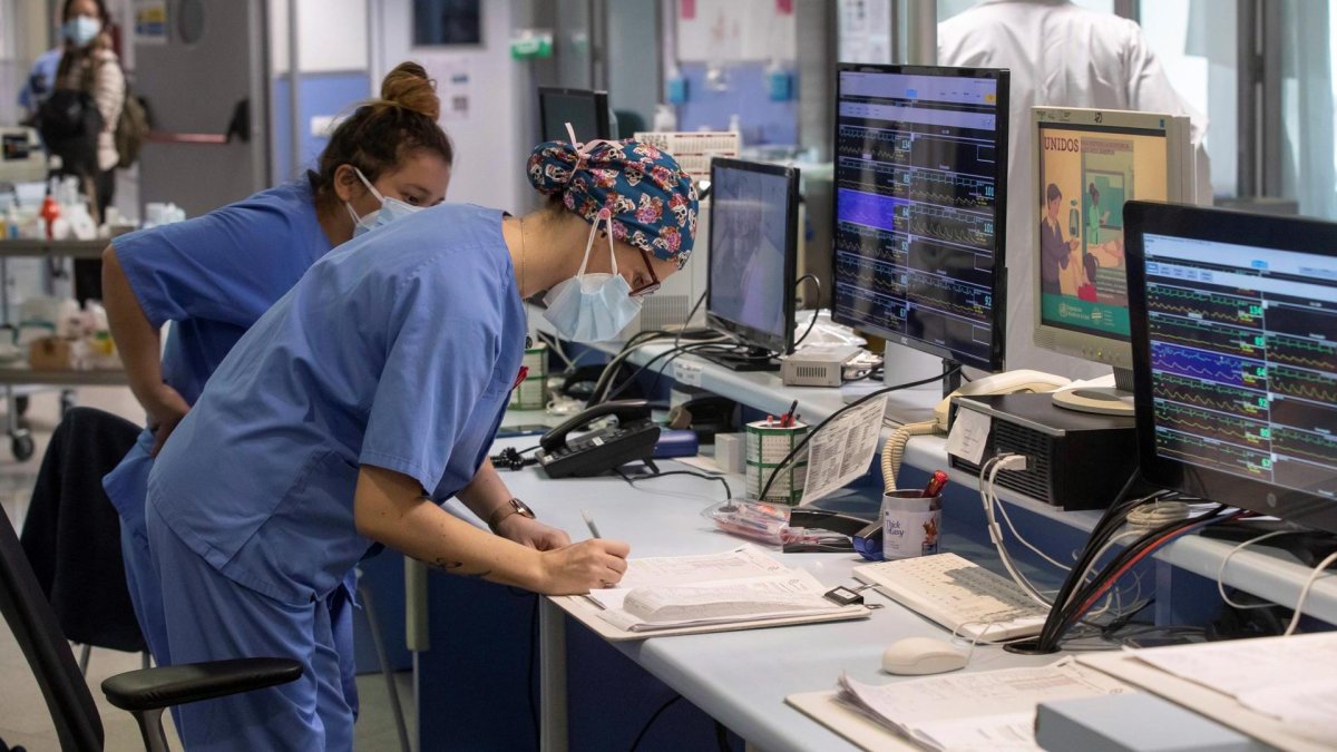 Varias enfermeras en el control hospitalario. 