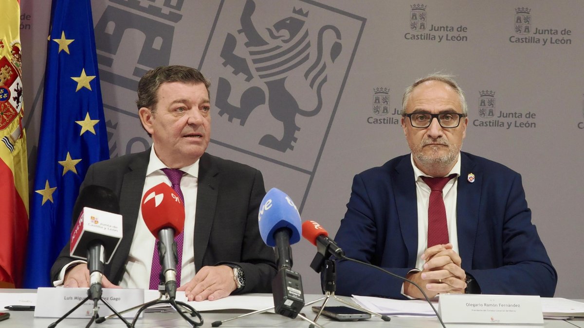 Luis Miguel González Gago y Olegario Ramón, durante la rueda de prensa ofrecida tras la reunión.