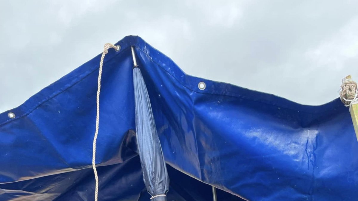 Los padres sostuvieron una lona en el patio del colegio a modo de protesta.