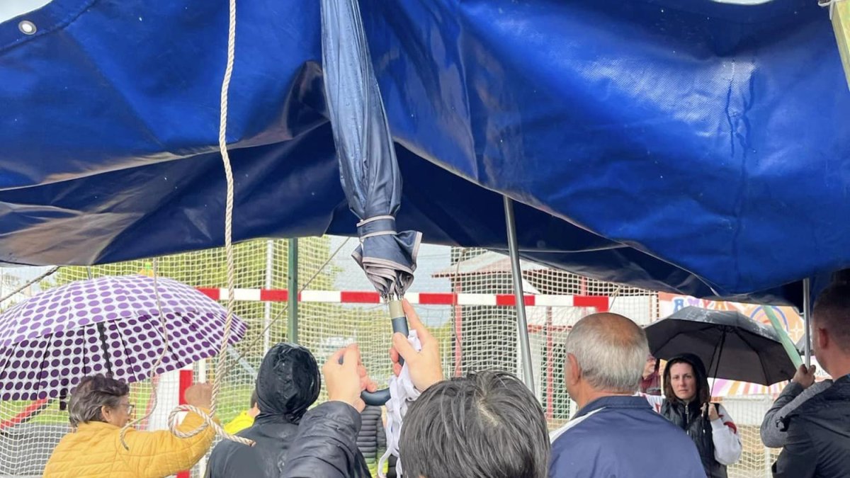 Los padres sostuvieron una lona en el patio del colegio a modo de protesta.