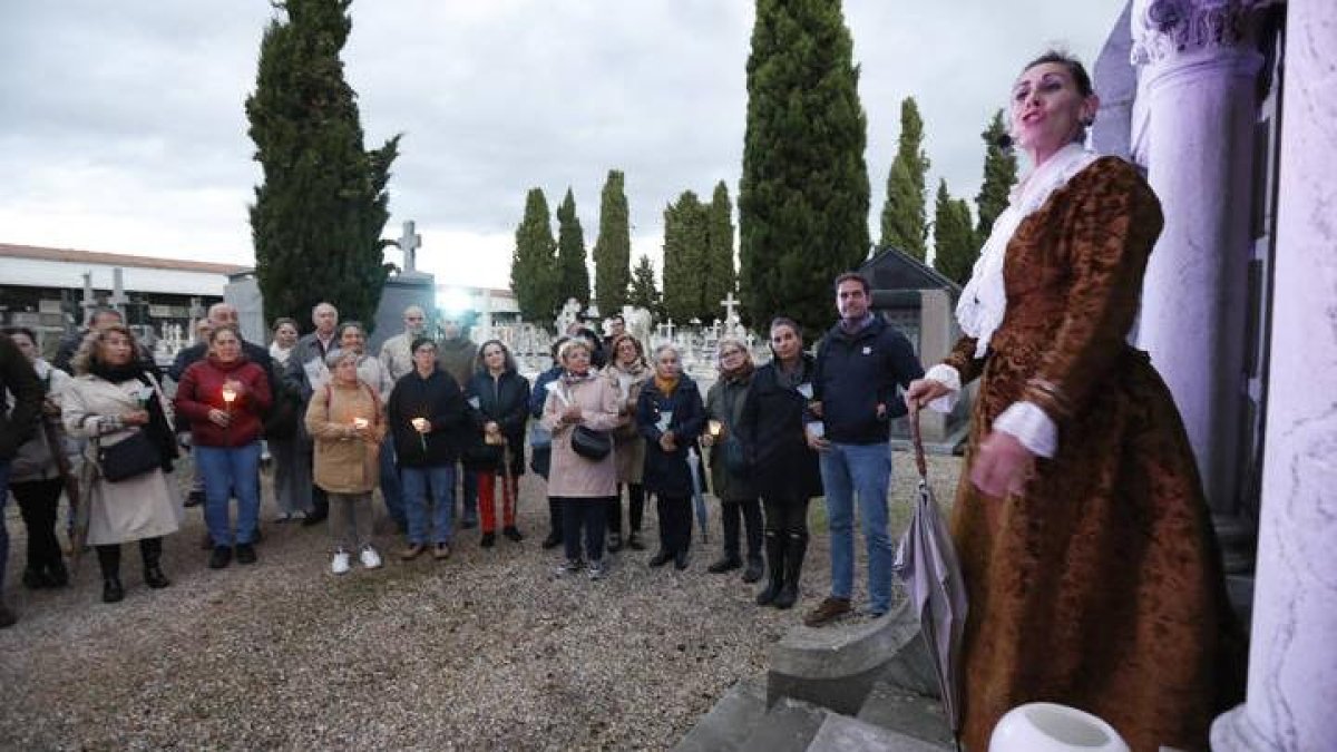 Las rutas guiadas y teatralizadas por el cementerio de León suman su séptima edición