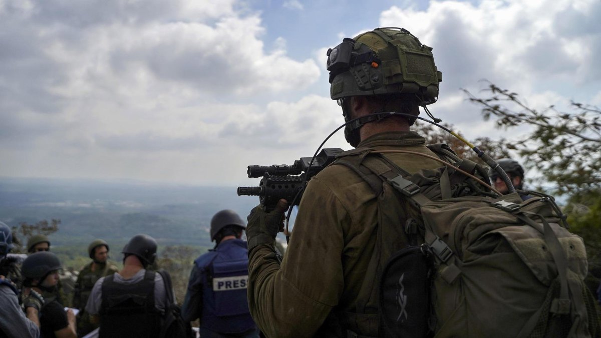 LABOUNEH (LÍBANO), 13/10/2024.- Un soldado de las Fuerzas de Defensa de Israel vigila el horizonte en territorio del sur de Líbano, zona controlada por el ejército israelí, en la que hasta hace muy poco operaba la milicia Hizbulá