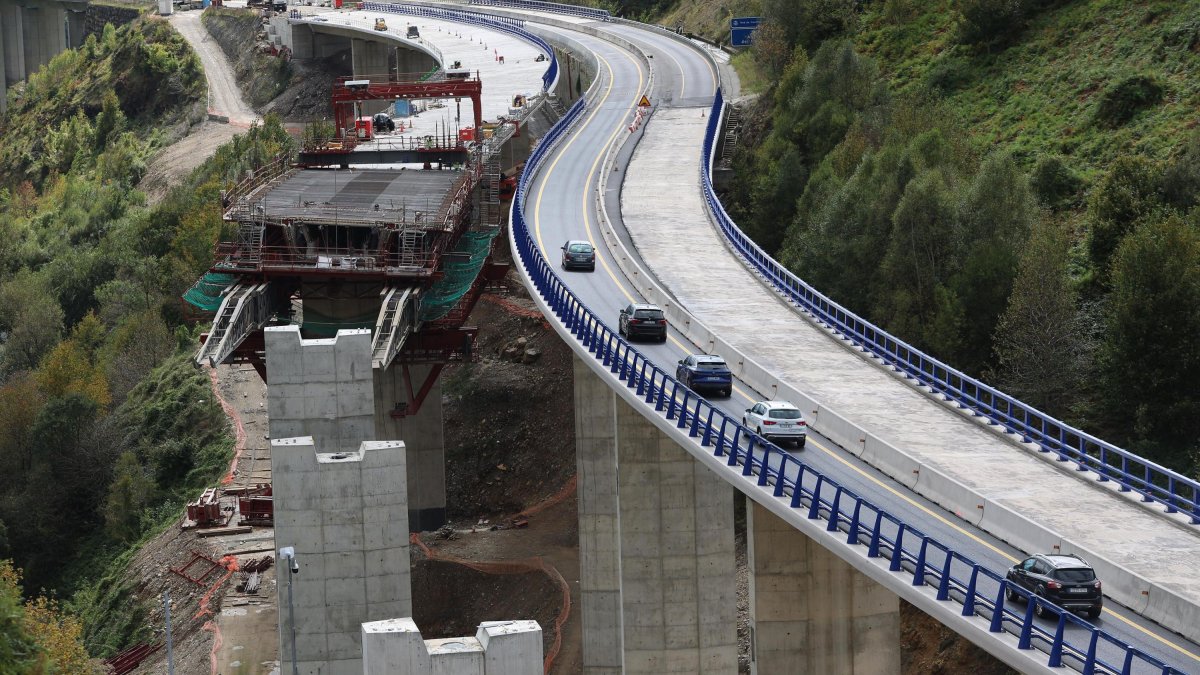 Estado de las obras en el nuevo viaducto del Castro, en la A-6.