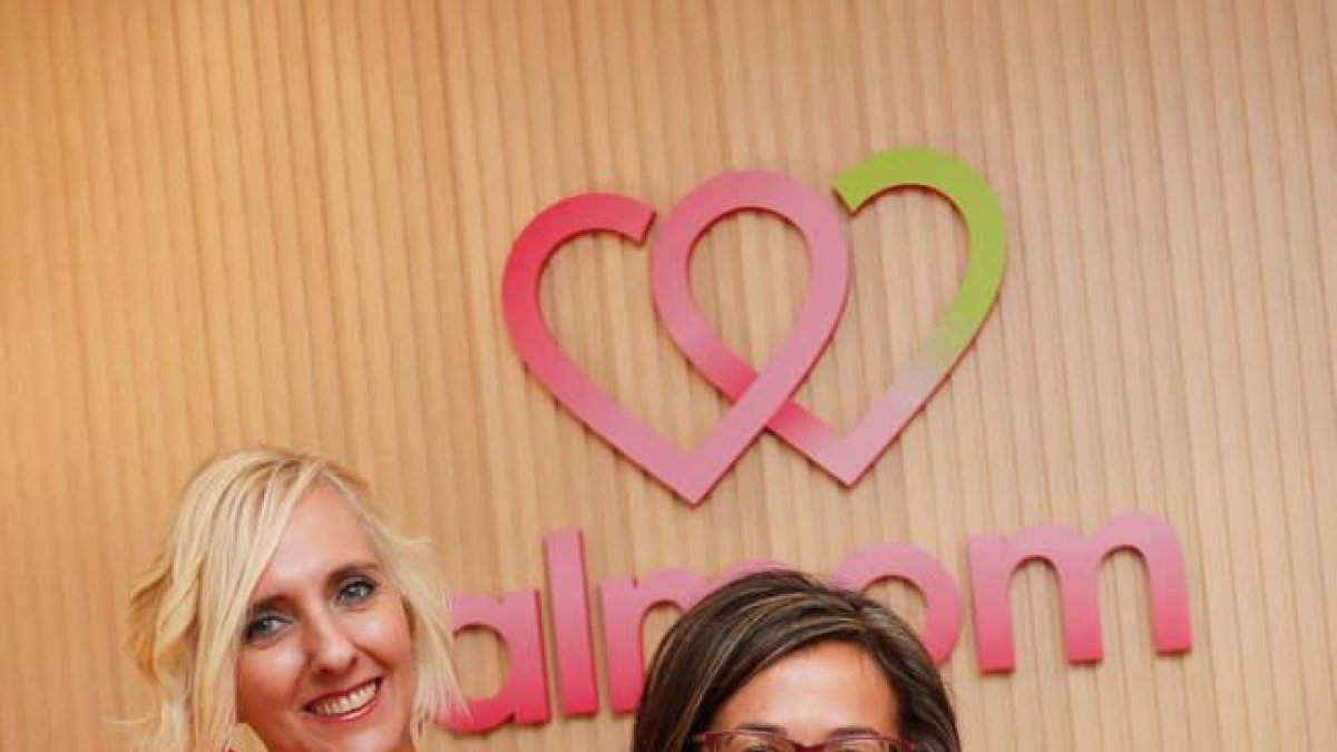 Esther Santos Abajo y Ana Belén Herreros en la sede de Almom.  ÁNGELOPEZ