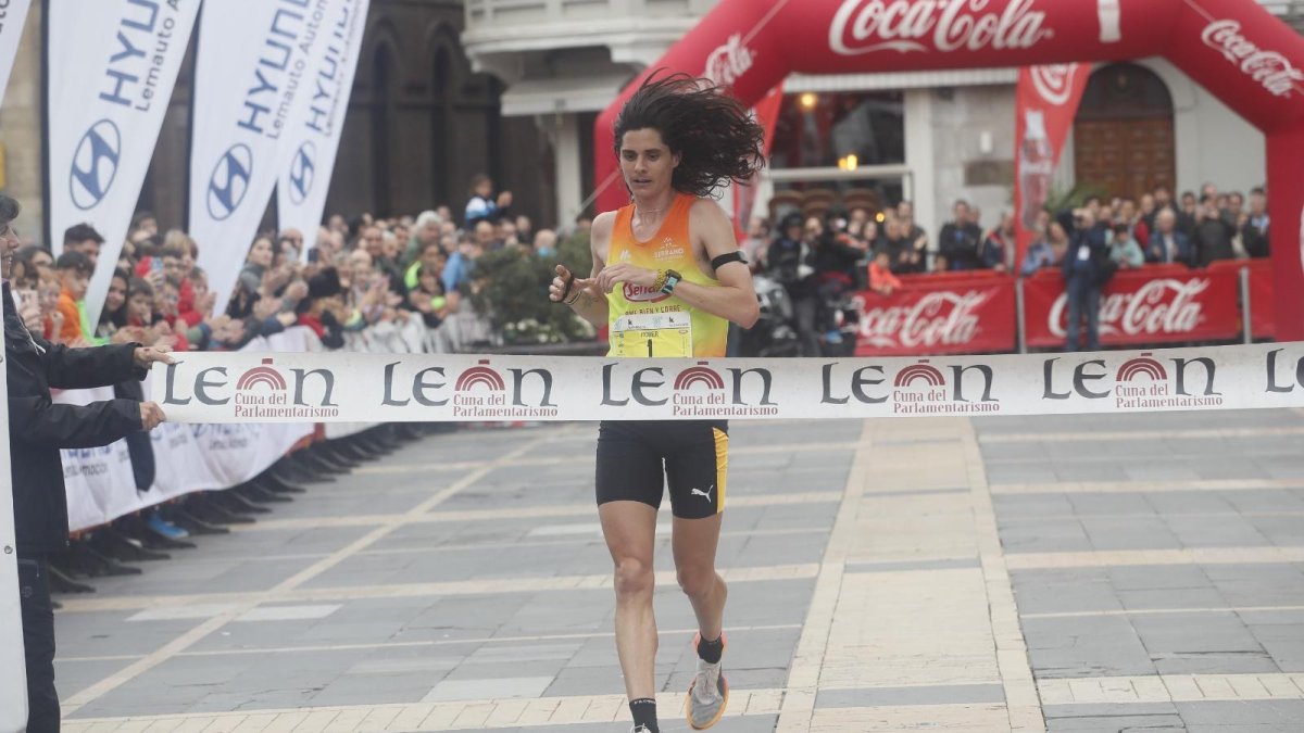 Roberto Aláiz cruza la meta.