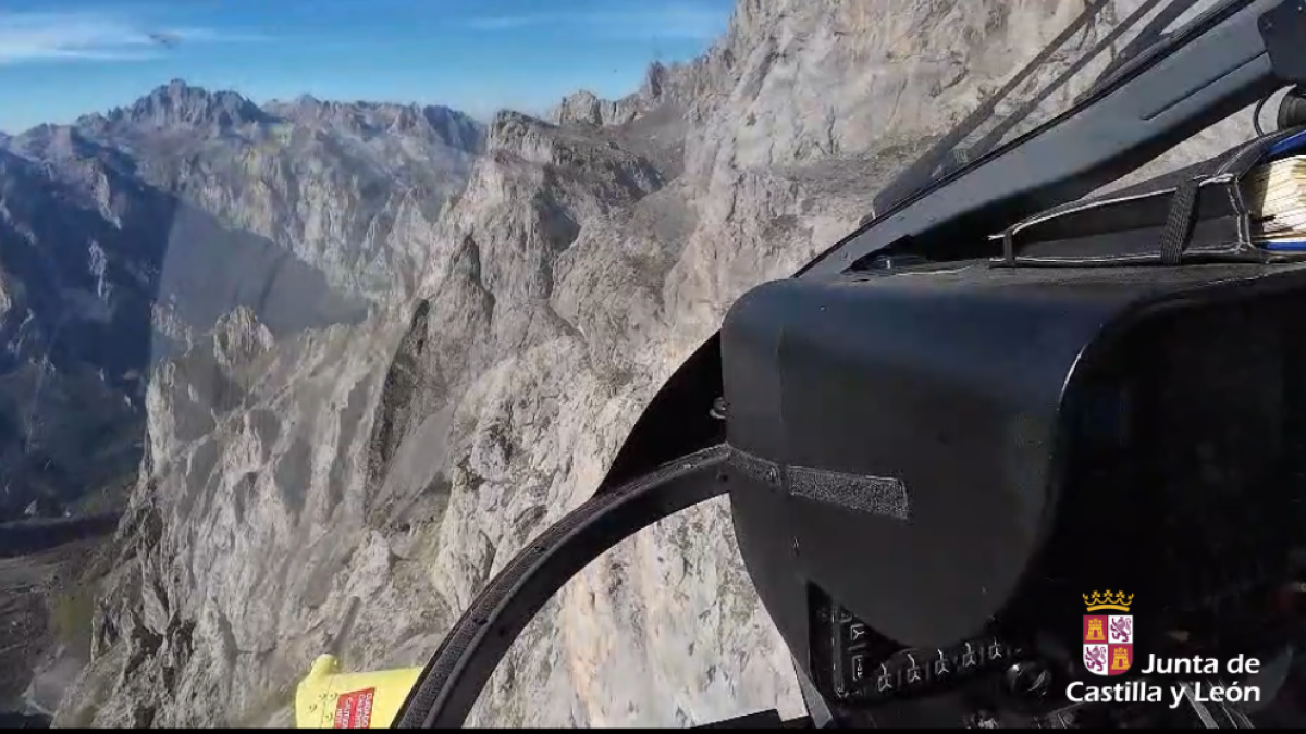 El helicóptero de los servicios de rescate se aproxima al lugar donde tuvo que ser rescatado uno de los montañeros auxiliados este domingo.