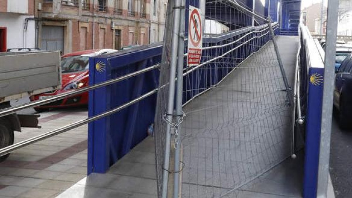 El gueto de la pasarela azul, que sigue sin retirarse pese a la orden de Patrimonio.  RAMIRO