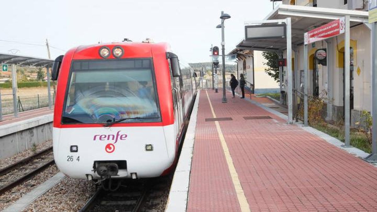 Un tren Feve a su llegada a la estación de la Asunción-Universidad.