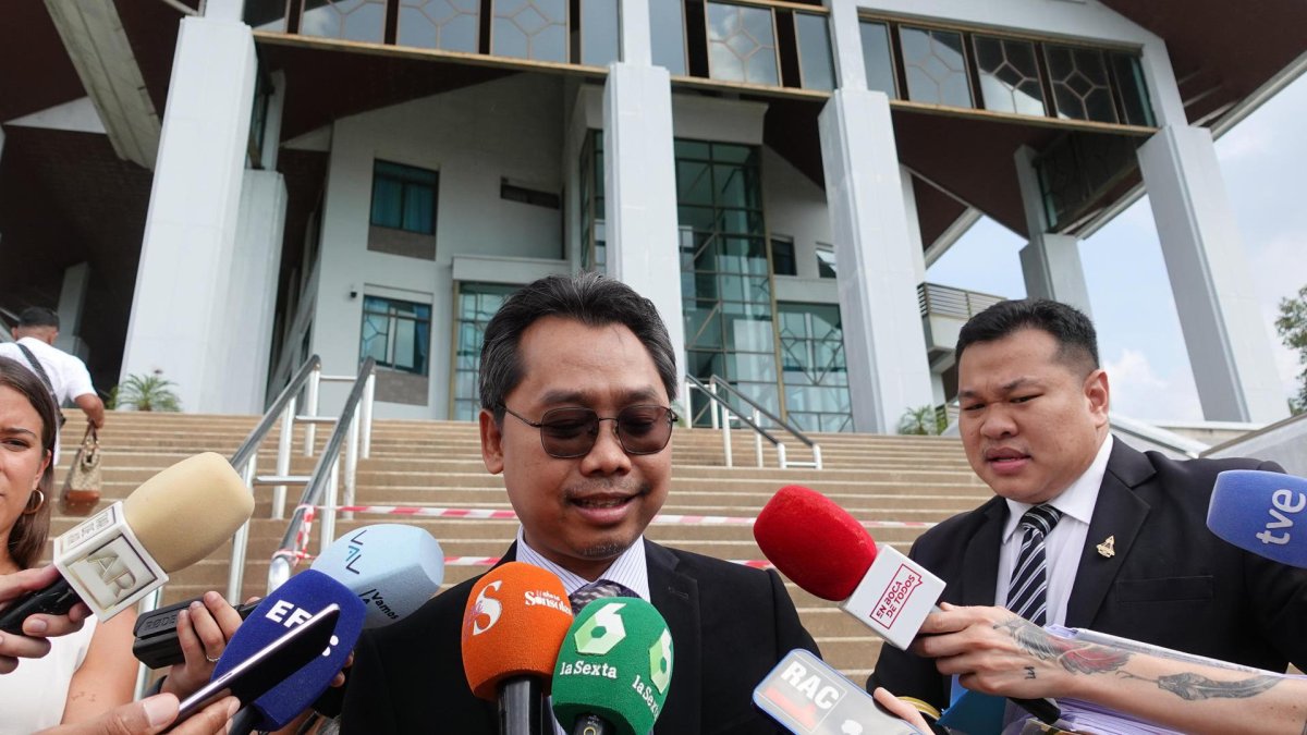 Una fotografía de archivo del abogado de oficio a cargo del caso del español Daniel Sancho, Apirchat Srinual, atiende a los medios. EFE/ Sitthipong Charoenjai