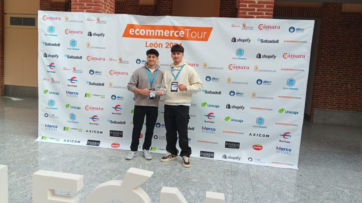 Los jóvenes Miguel Díaz y Samuel Toro recogen su premio como mejor ecommerce de León.