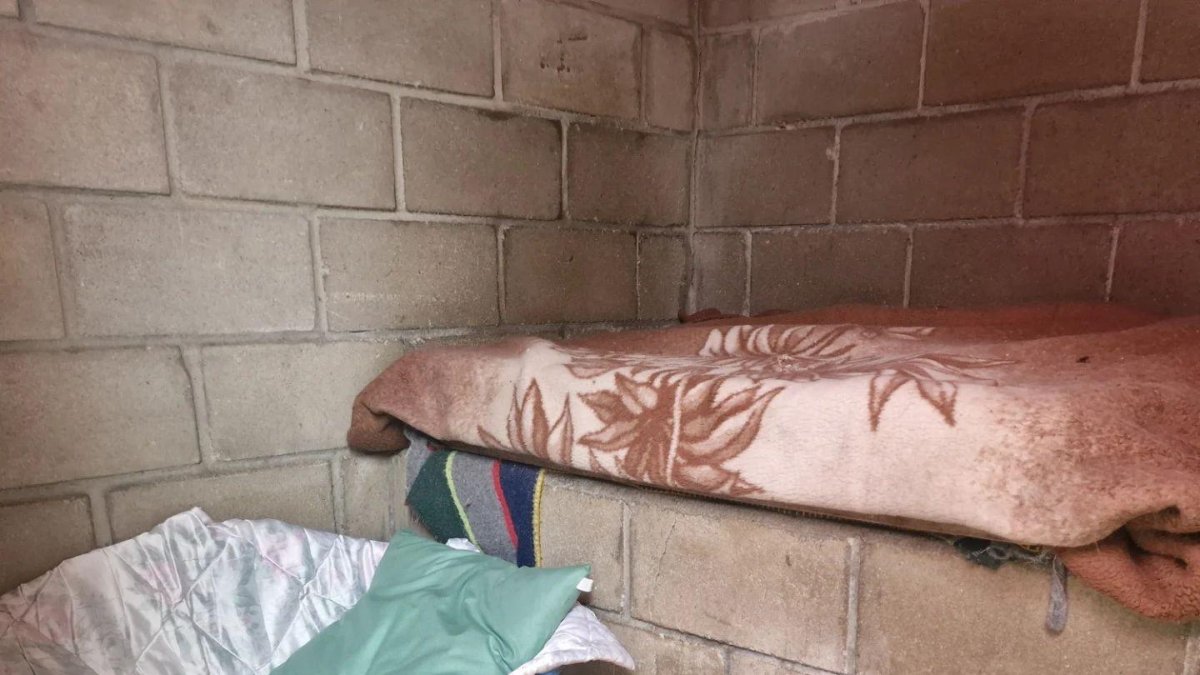 Camas preparadas con donaciones de mantas y colchas en la protectora Piedras Blancas de Laciana.