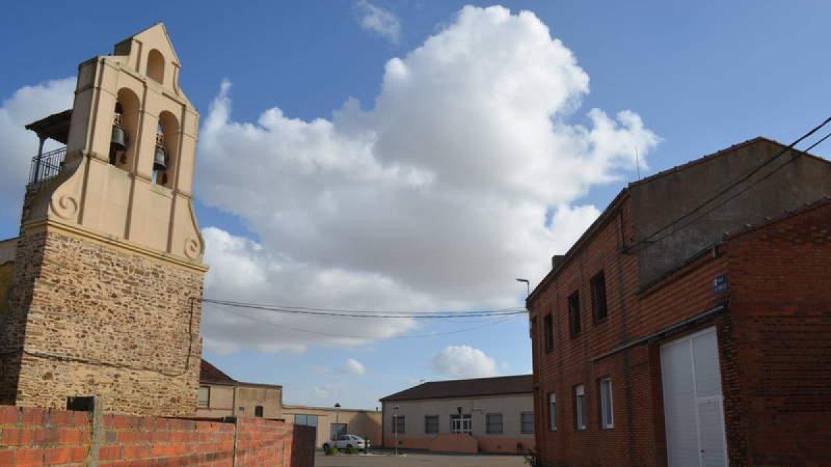Calle La Bañeza de Zuares del Páramo, donde se renovará la red de abastecimiento. MEDINA