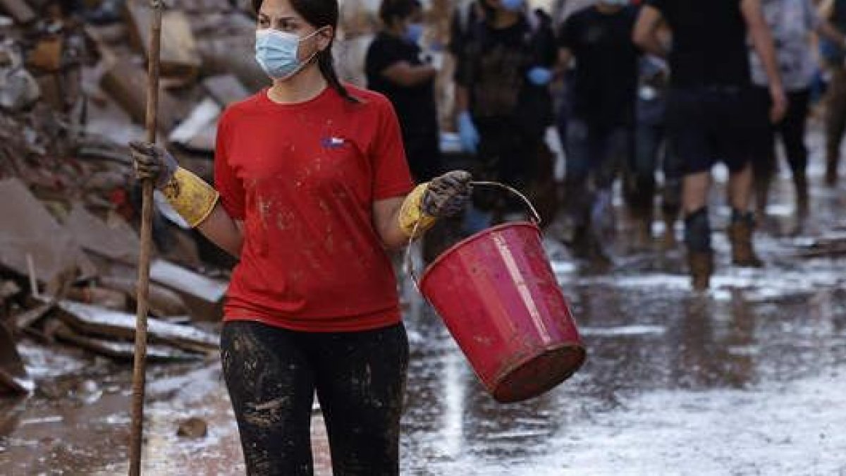 Una persona voluntaria en las labores de limpieza
