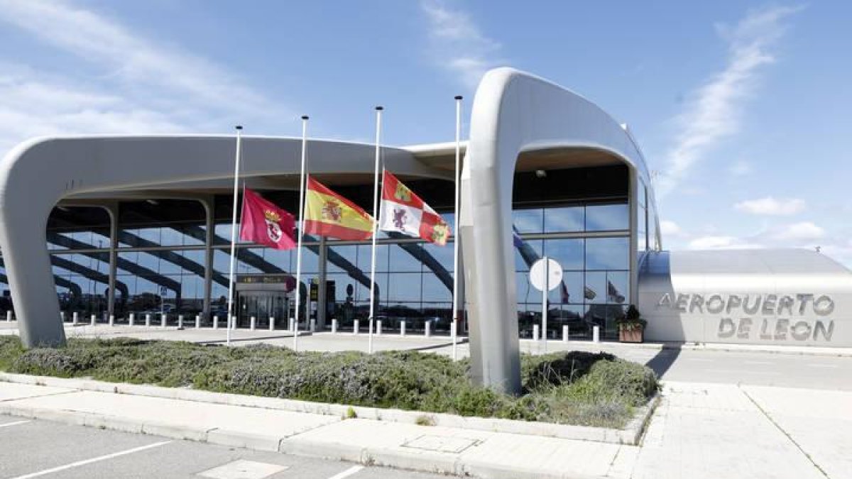 Cancelación de la salida del vuelo a Canarias desde el Aeropuerto de León. F. Otero Perandones.