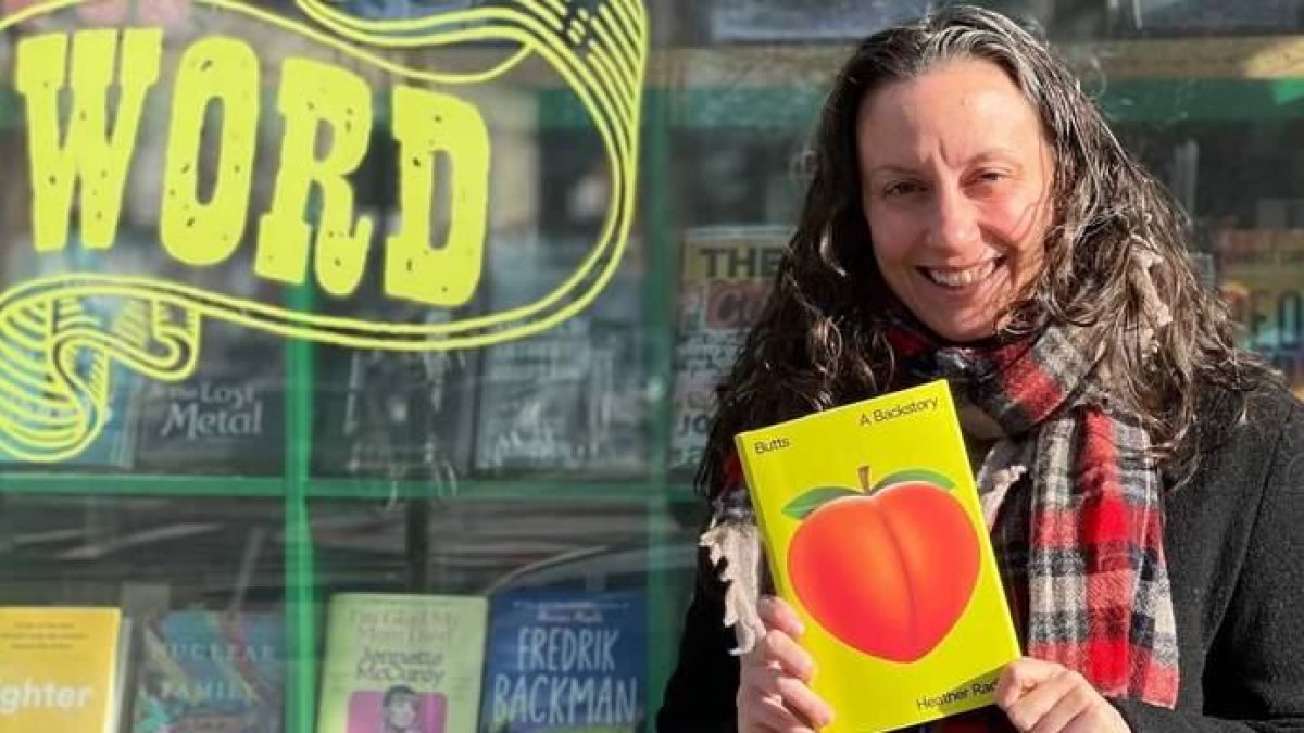 La escritora Heather Radke con el libro. INSTAGRAM