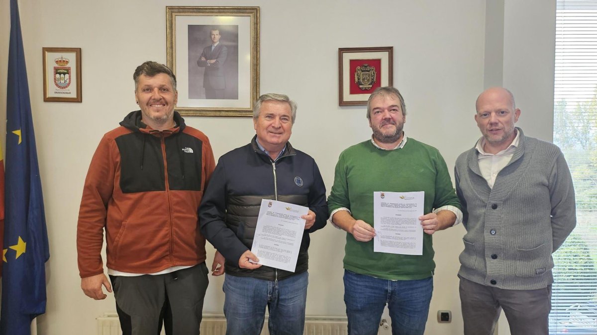 Imagen de la firma del acuerdo facilitada por el Ayuntamiento de Carracedelo.