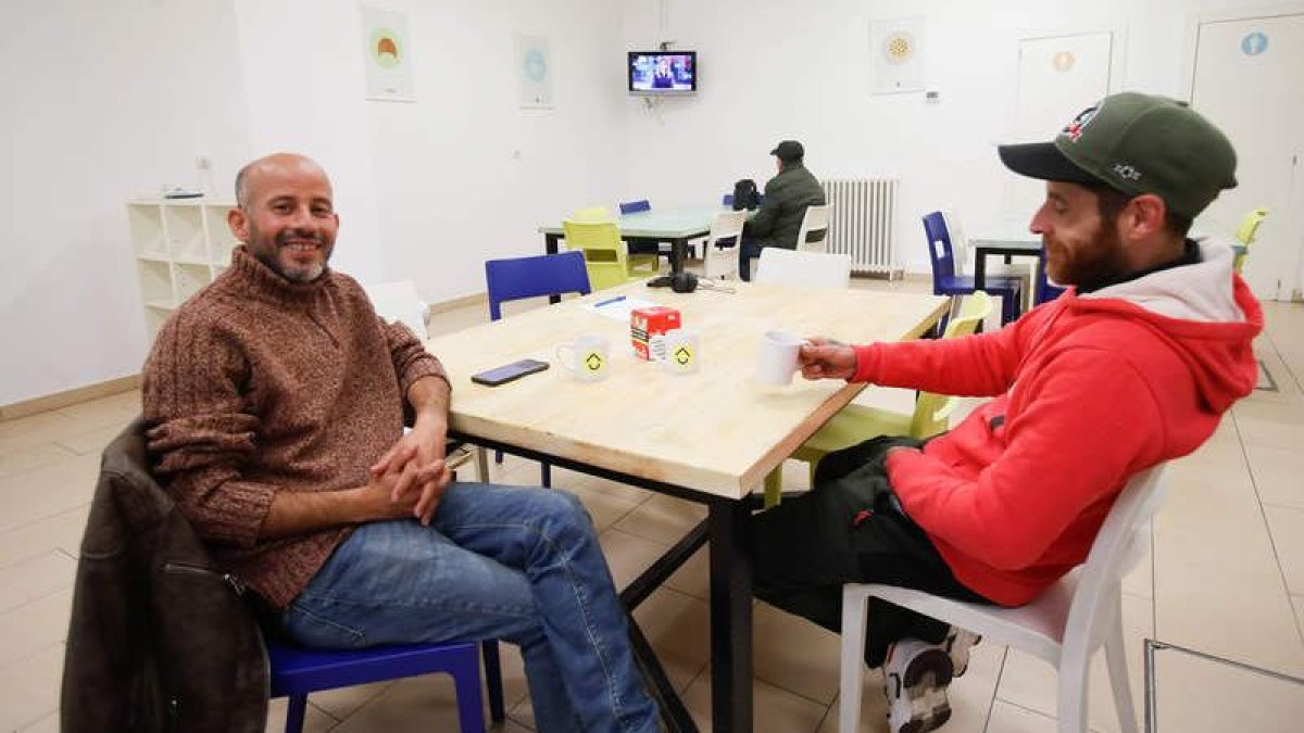 Usuarios en el Centro de Día Concepción Arenal en el primer día de su apertura. ÁNGELOPEZ